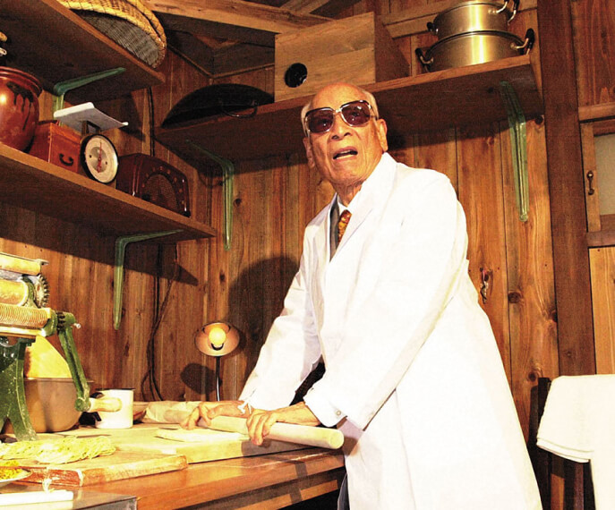 Ông Ando Momofuku tái hiện cảnh làm mì ăn liền.